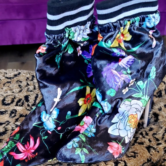 Floral velvet material booties with elasticized ankles size 9 - Picture 3 of 3